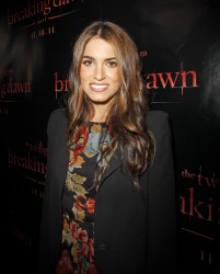 18e244158320293 Nikki Reed   Twilight Saga Concert Tour in Chicago (Nov. 8)   30 HQ high resolution candids