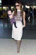 Виктория Бекхэм и ее дочь - arrive at LAX airport in LA,26.11.11 - 7xHQ Ad7a70178390719