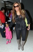 Мелани Браун (Melanie Brown) Arriving on a flight at LAX airport in Los Angeles April 15, 2011 - 29xHQ Eb23cb201666674