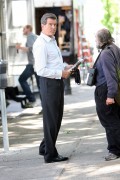 Роберт Паттинсон и Пирс Броснан (Pierce Brosnan, Robert Pattinson) 2009-07-08 on set of Remember Me in Queens - 21xHQ 58b017202419361